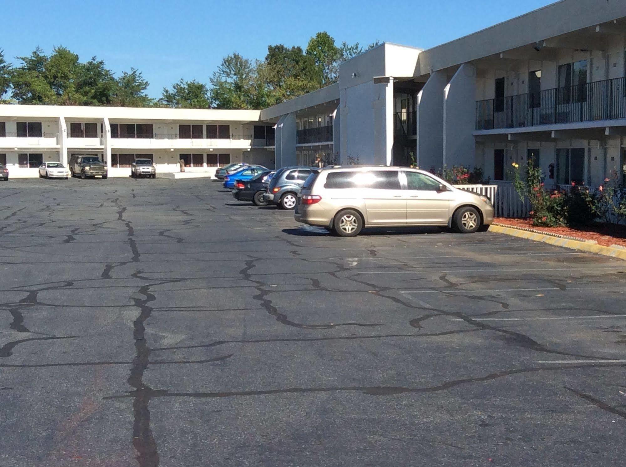 Motel 6 Burlington Eksteriør bilde